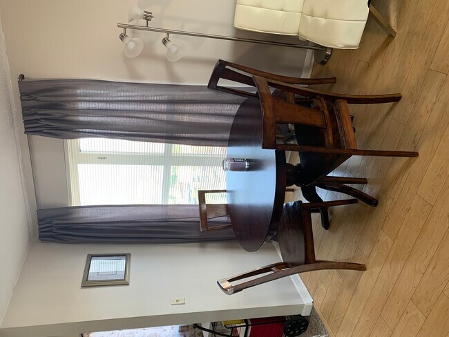 Building Photo - 1212 N La Salle Dr