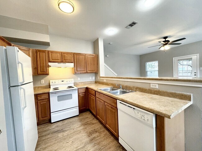 Building Photo - 2 Story Town Home - Near USAA-UTSA-Medical Center