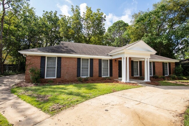 Building Photo - ** 4 bed 2 bath located by Montgomery Academy ** Call 334-366-9198 for a self showing