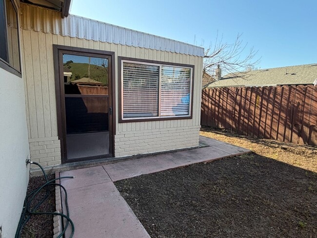 Building Photo - Welcome to this stunning 3 bedroom 2 bathroom home located in Fremont