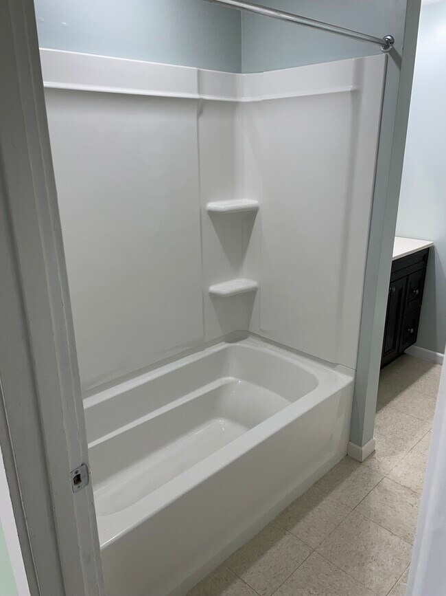 Shower tub - 661 N Washington St