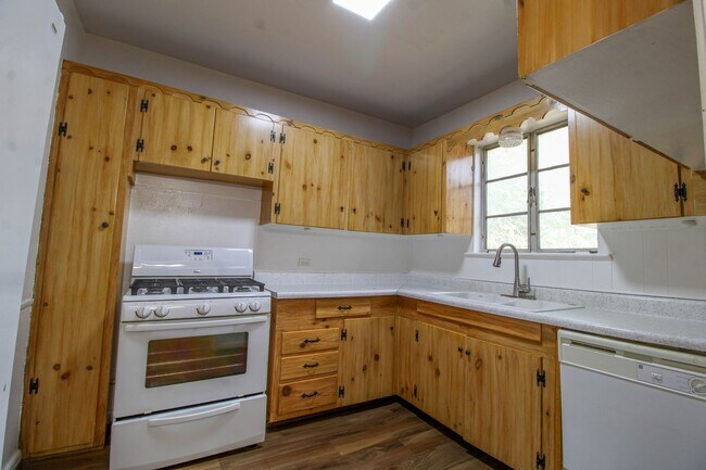 Building Photo - 1327 Vanderbilt St