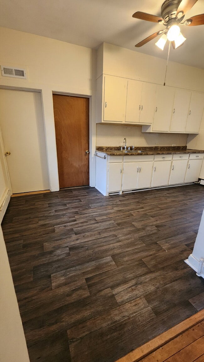 Building Photo - 2 Bedroom, 1 Bathroom with Laundry & Off Street Parking - Available August 1st!