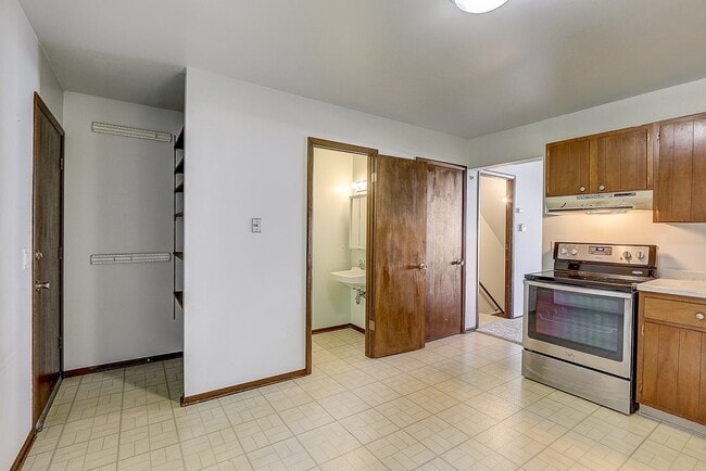 Building Photo - 40 N Lakewood Gardens Ln