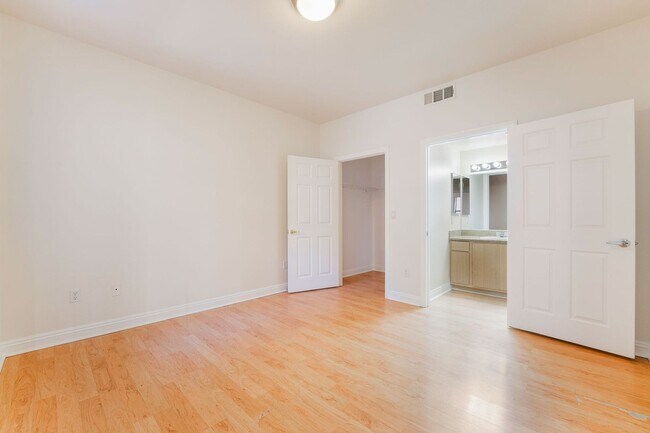 Building Photo - Move-in ready 2-bedroom 2-bath condo in th...