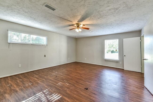 Building Photo - Comfy 3 Bedroom Home Complete Rennovation!...