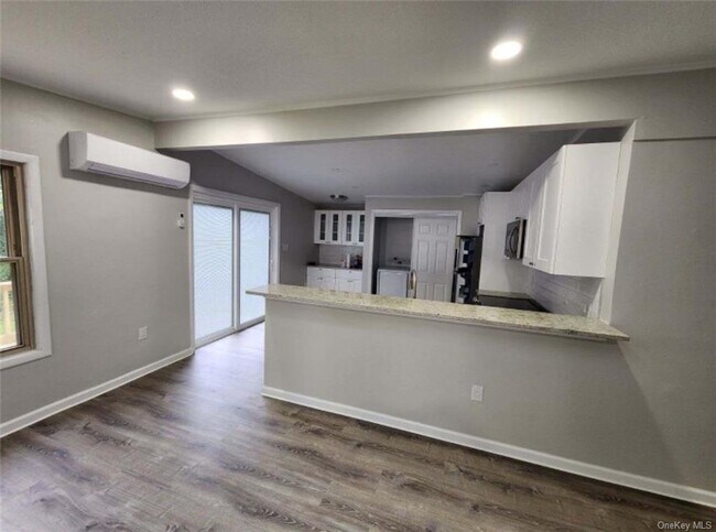Building Photo - 10 Kris Korner Dr