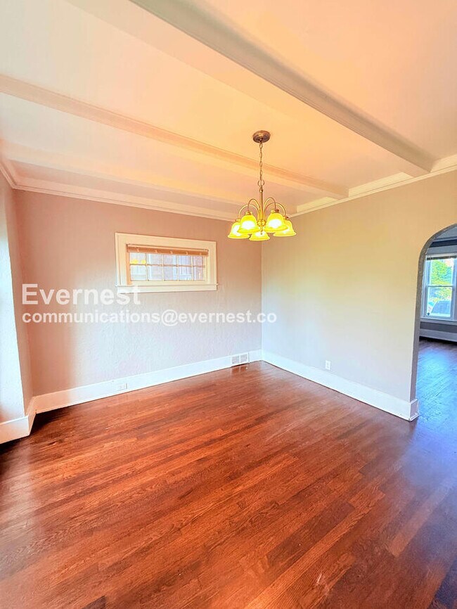 Building Photo - 3 Bed, 1 Bath Home with Fenced Yard / Vouchers Accepted / Available Now!