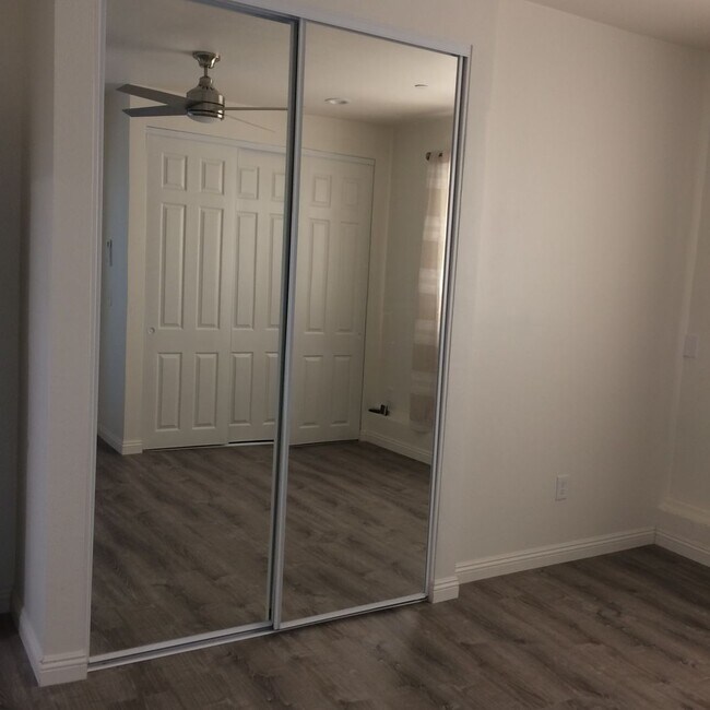 Building Photo - Updated centrally located 2 bedroom 1 bath