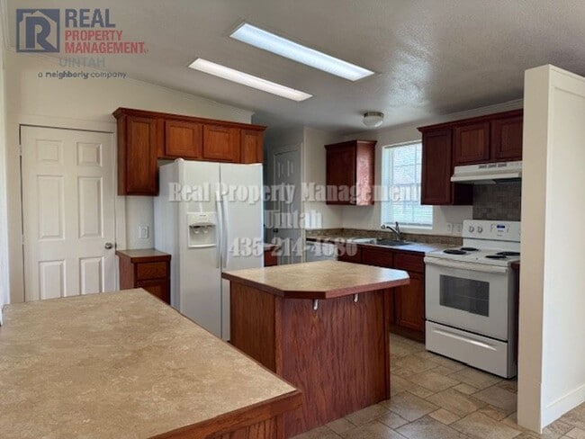 Building Photo - Cute 4 bedroom 2 bath room house