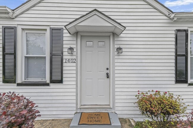 Building Photo - 1402 Valley Rd