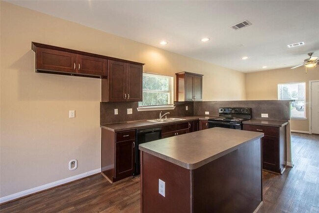 Building Photo - 8530 Homewood Ln