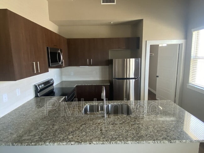 Building Photo - 655 Harvest Moon Dr