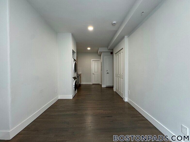 Building Photo - 270 Newbury St