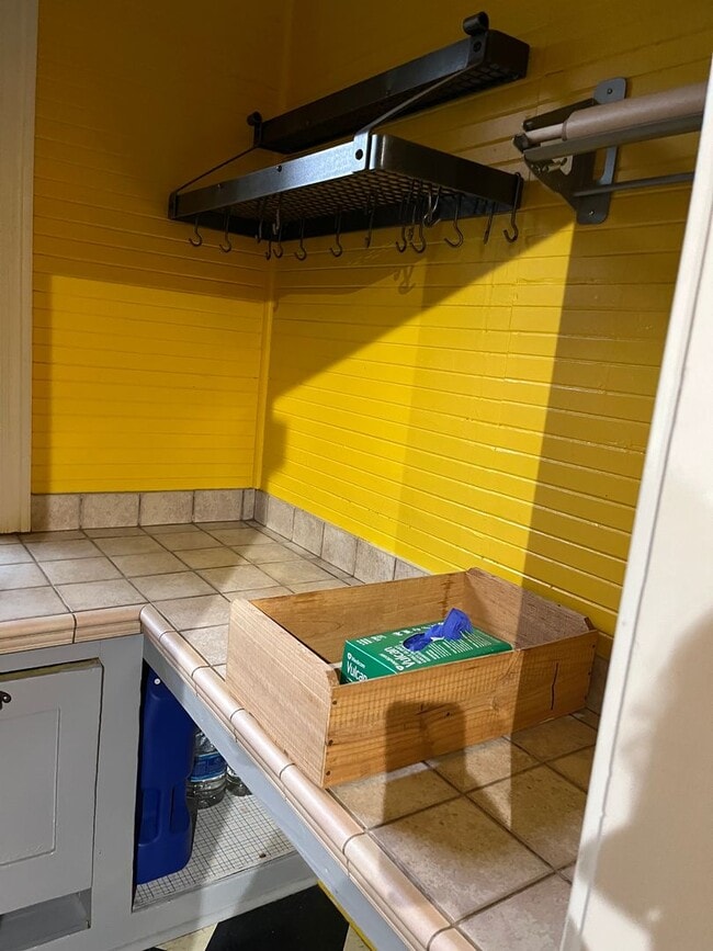 Building Photo - 2002 NE 13th Ave