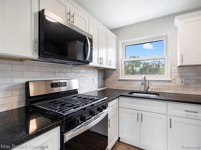 Building Photo - 2717 W 13 Mile Rd