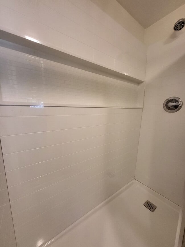 Building Photo - Charming Cottage on the Eastside Available Now