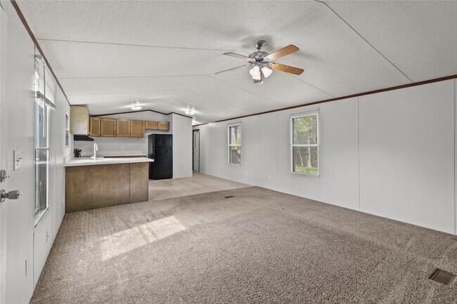 Building Photo - 15930 Pine St