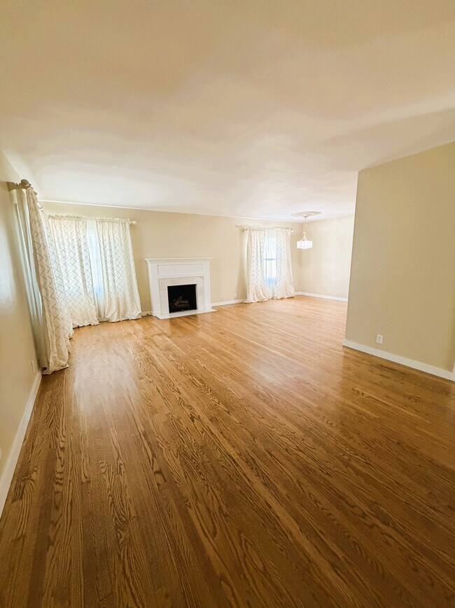 Building Photo - 1803 N Flower St