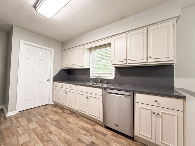 Building Photo - 5001 Sequoia Dr