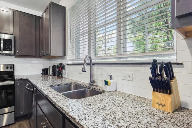 Building Photo - 1550 Dunn Rd