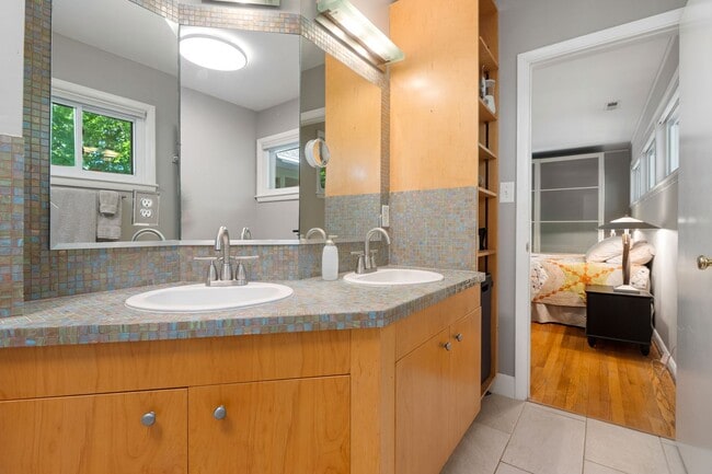 Building Photo - Prestine mid-century modern ranch minutes from Southpoint!- Application Pending