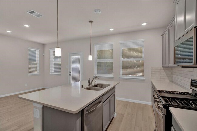 Building Photo - 16012 Oregon Oak Dr