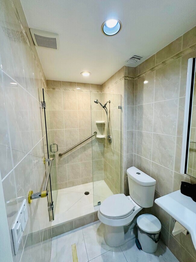 Building Photo - 5077 Forsythia St