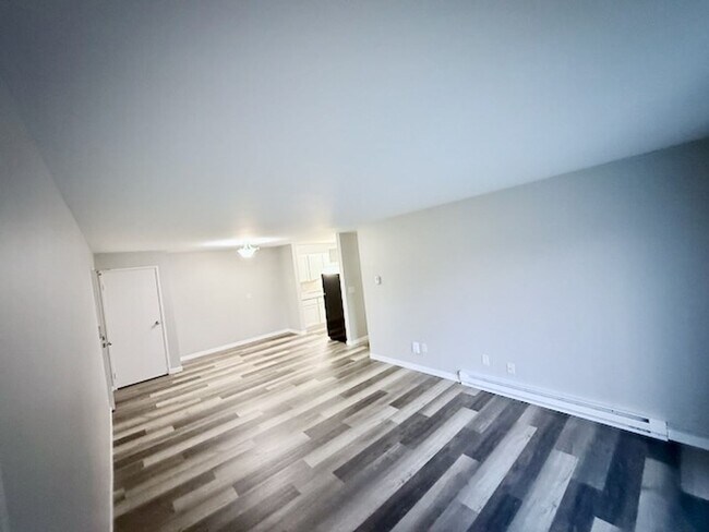 Building Photo - 2 Bedroom 1 Bathroom Lower