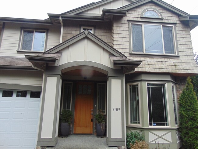 Building Photo - 4+ Bedroom/2.5 Bath Luxury Kirkland Home.  Spacious Home, Rose Hill Area!  A Must See!