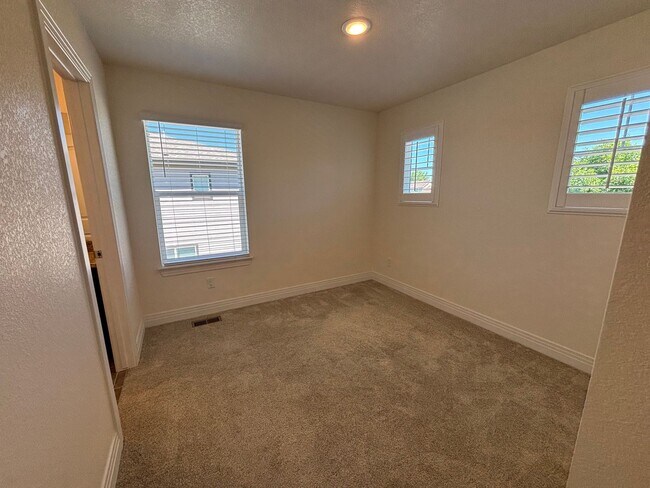 Building Photo - Elegant 3BR Townhome