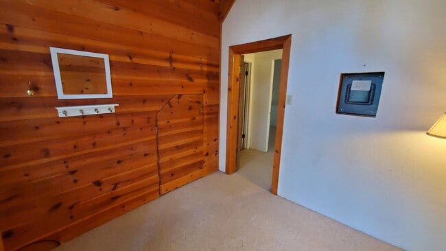 Building Photo - LONG-TERM RENTAL: Great Cedar Flat Home wi...