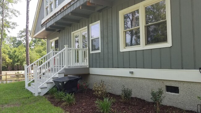 Building Photo - 5 bedroom / 4 bath home with a short drive to the beach!