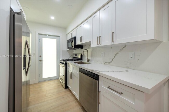 Building Photo - 809 NE 17th Ave