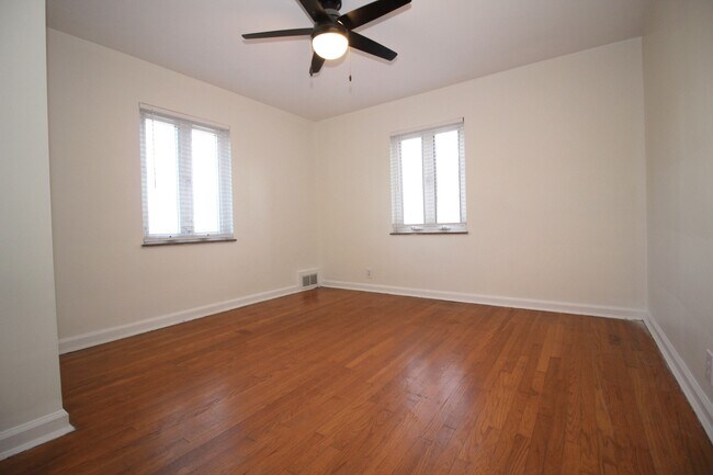 Building Photo - 3921 Oak St