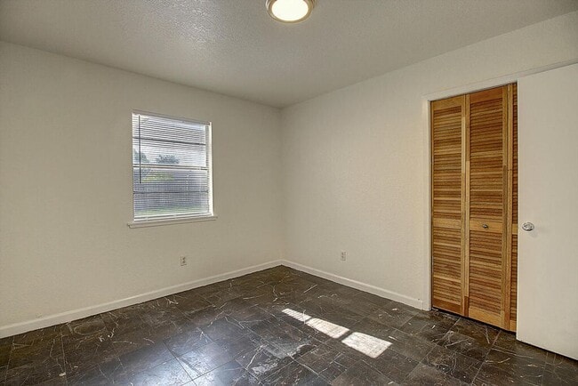 Building Photo - 2202 Saxony Dr