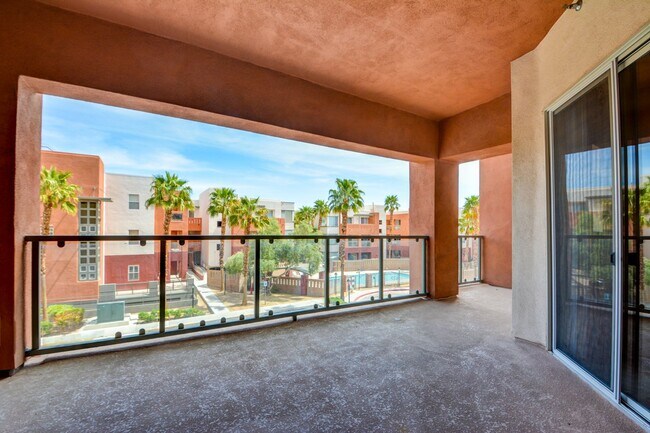 Building Photo - Park Avenue Mid Rise Condo. All HOA Amenities.