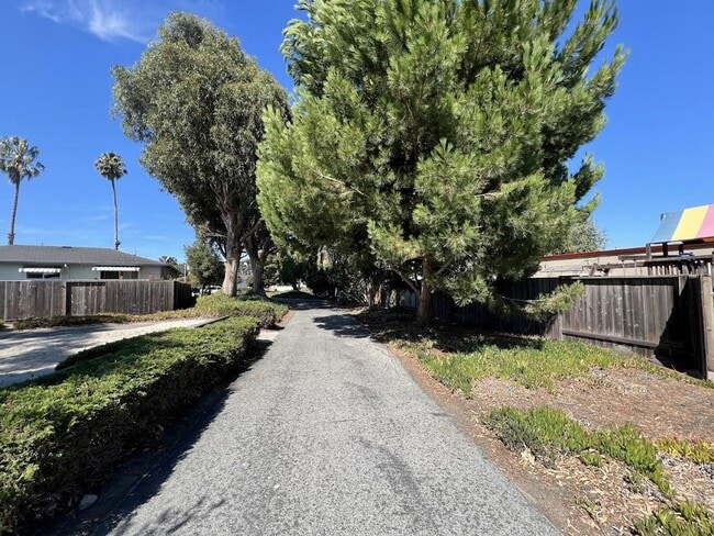 Building Photo - 630 Pilgrim Dr