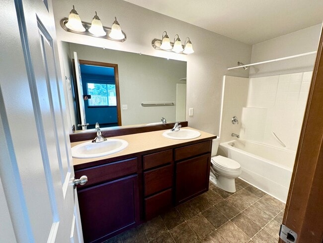 Building Photo - Spacious 4 Bedroom 2 Bathroom Home on Culd...