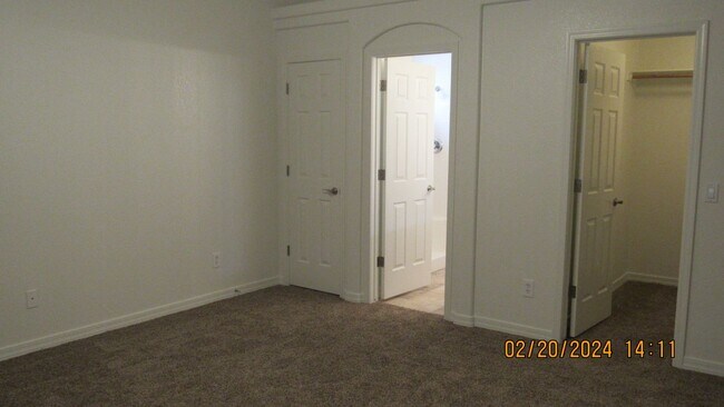 Building Photo - 3 bed 2 bath 2 car garage near high school