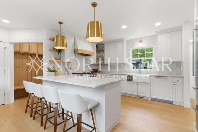 Building Photo - 592 9th St