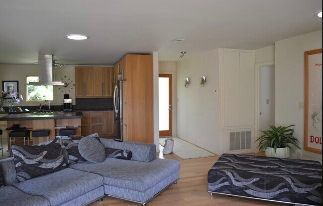 Primary Photo - 916 Via Brocha Via