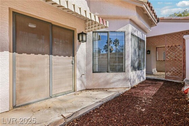 Building Photo - SPACIOUS 3BEDROOM SINGLE STORY TOWNHOME IN...