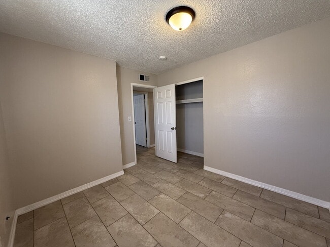 Building Photo - 955 Versailles Dr