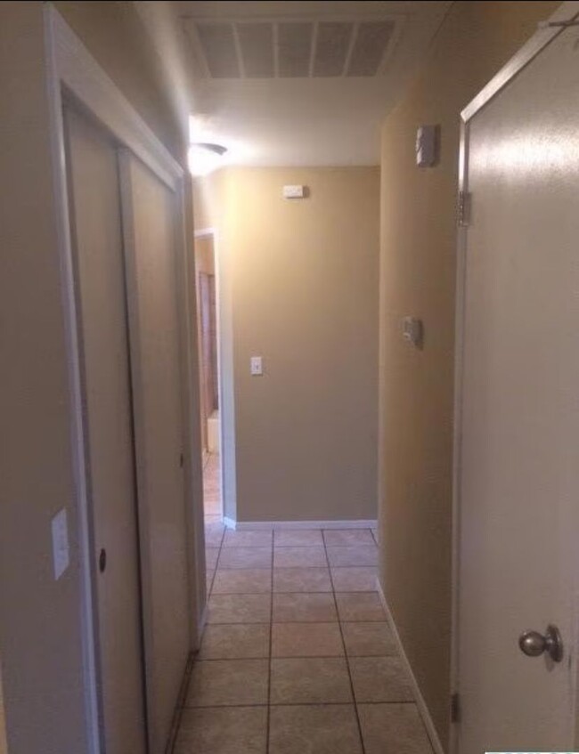 Building Photo - Nice home with a pool for rent in Visalia!