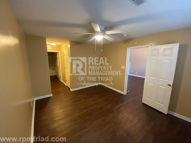 Building Photo - $250 OFF MOVE IN SPECIAL! Spacious 3BR/2.5...