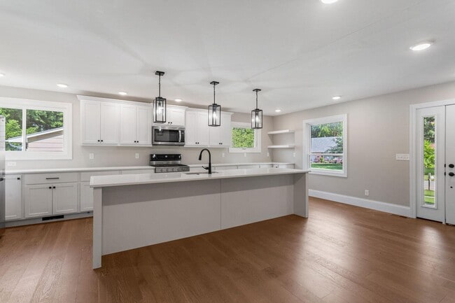 Building Photo - Four bedroom executive rental available no...