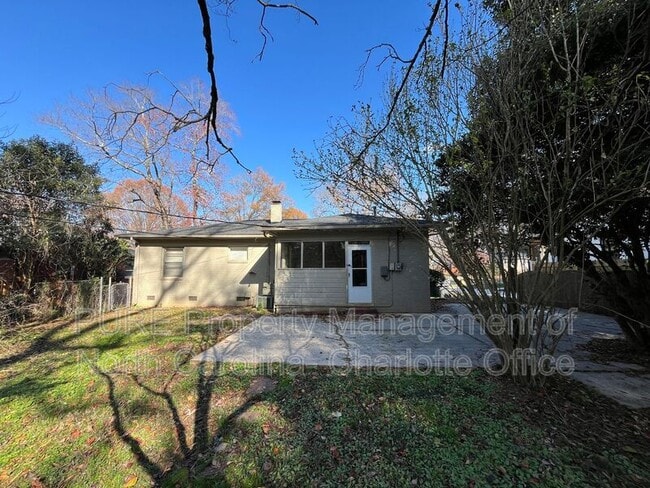 Building Photo - 1932 Sandhurst Dr