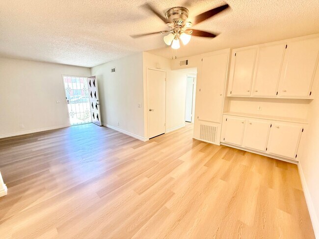 Building Photo - 4661 Larwin Ave