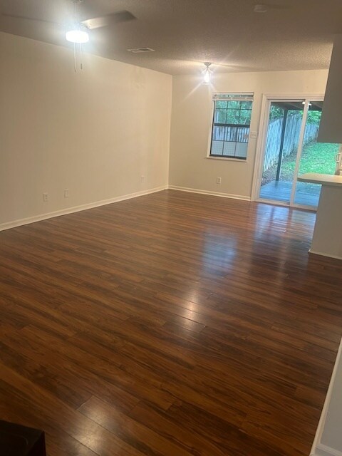 Building Photo - 2000 Countryhill Ln